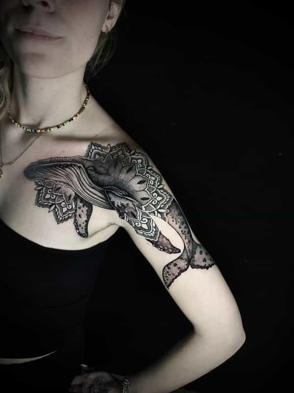 Tatuaje de ballena: significado, estilo blackwork ornamental y una elección personal en Madrid
