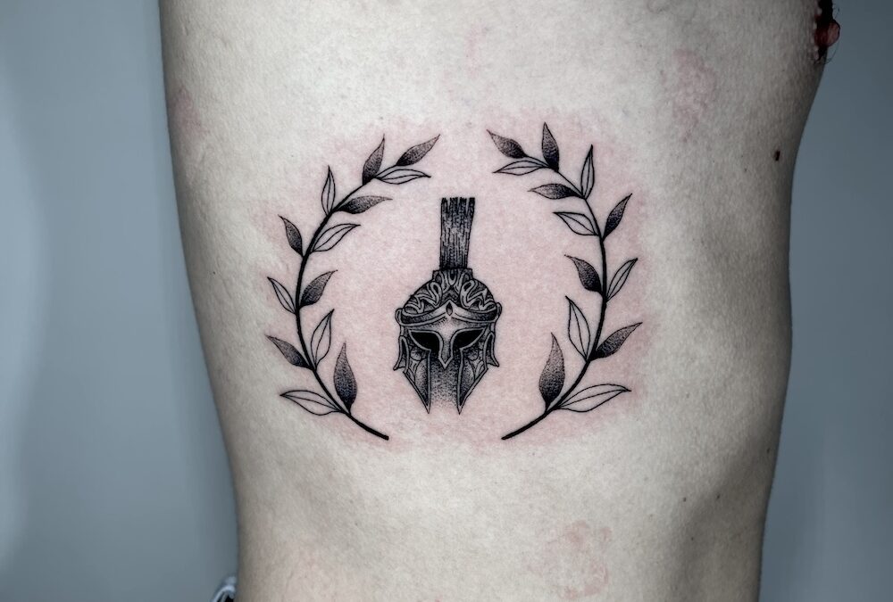 Foto de un tatuaje minimalista realizado por Carlos Cuervo, tatuador de kaifa´s Tattoo Studio Madrid (Moncloa Chamberí) on materiales veganos y cruelty free, estilo blackwork,